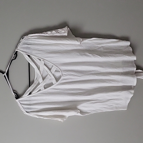 White blouse - Picture 2 of 5